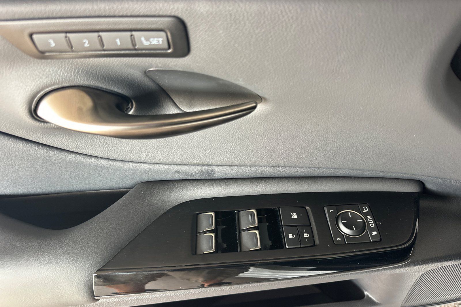 Used 2025 Lexus ES 300h w/ Premium Package FWD image 8