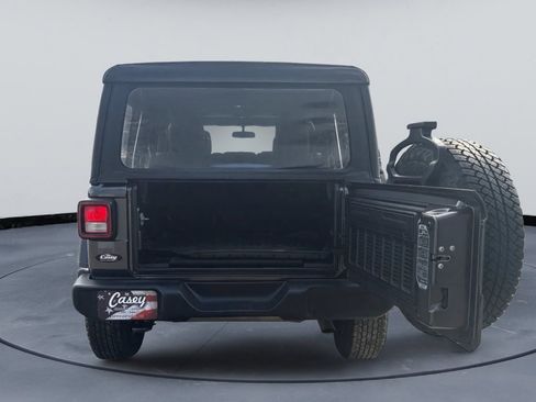 Used 2018 Jeep Wrangler Unlimited Sport AWD/4WD image 11