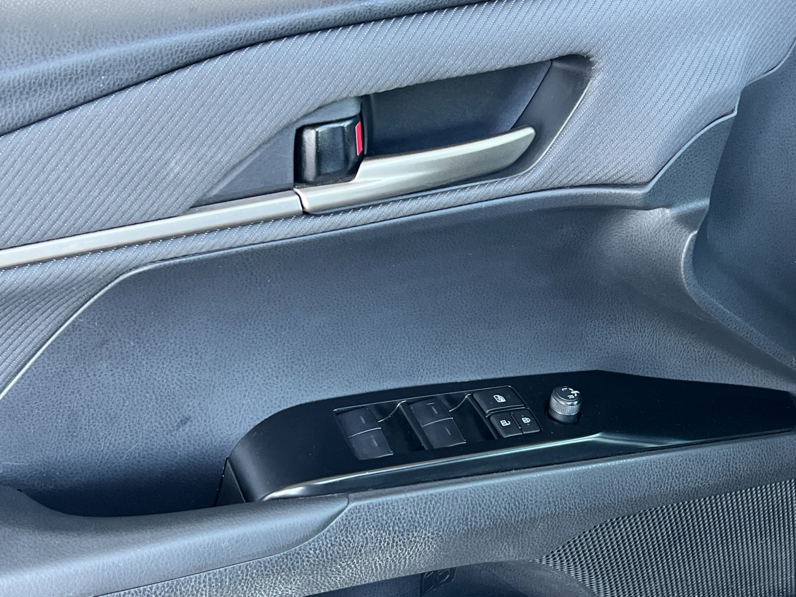 Used 2025 Toyota Camry SE FWD image 11