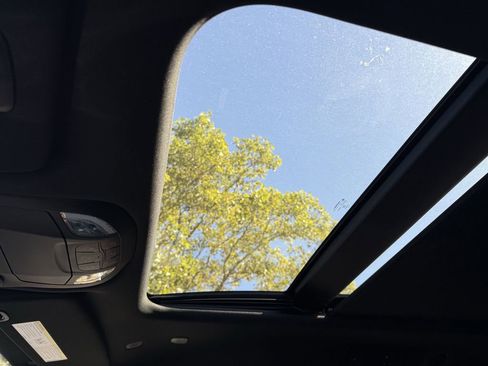 New 2026 Chrysler Pacifica Limited w/ Uconnect Theater Family Group image 21