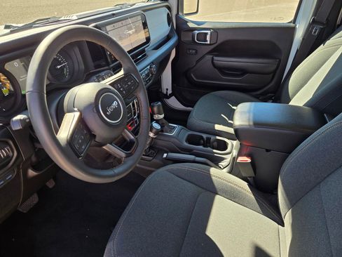 Used 2024 Jeep Wrangler Unlimited image 14