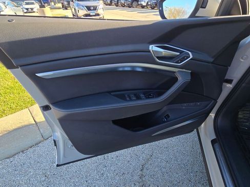 Used 2019 Audi e-tron Premium Plus image 24