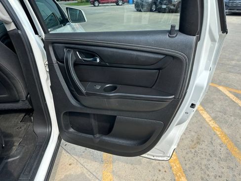 Used 2015 Chevrolet Traverse LT w/ Style and Technology Package FWD image 29