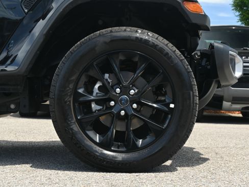 Used 2025 Jeep Wrangler Unlimited Sahara w/ Safety Group AWD/4WD image 13