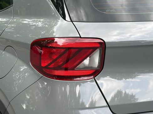 Used 2021 Hyundai Venue SEL FWD image 25