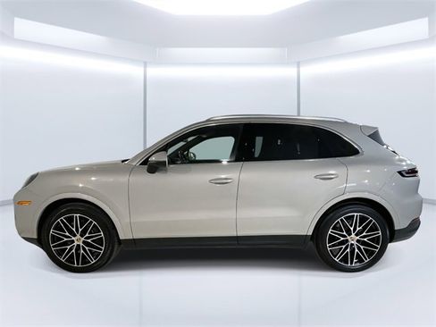 Used 2024 Porsche Cayenne image 2
