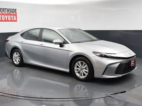 Used 2025 Toyota Camry LE image 6