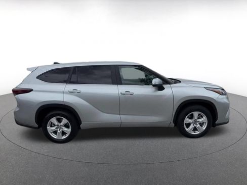 Used 2025 Toyota Highlander LE FWD image 13
