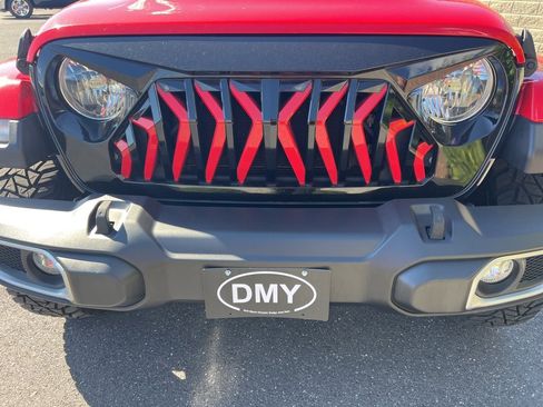 Used 2020 Jeep Wrangler Unlimited Sahara image 3