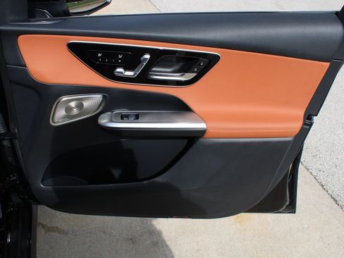 Used 2025 Mercedes-Benz GLC 300 4MATIC image 25