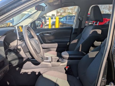Used 2025 Toyota RAV4 XLE image 16