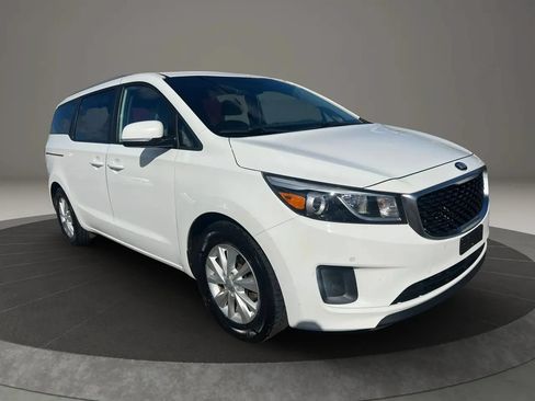 Used 2017 Kia Sedona LX w/ LX Essentials Premium Package FWD image 3