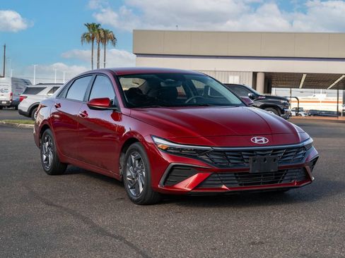 Used 2024 Hyundai Elantra SEL FWD image 1