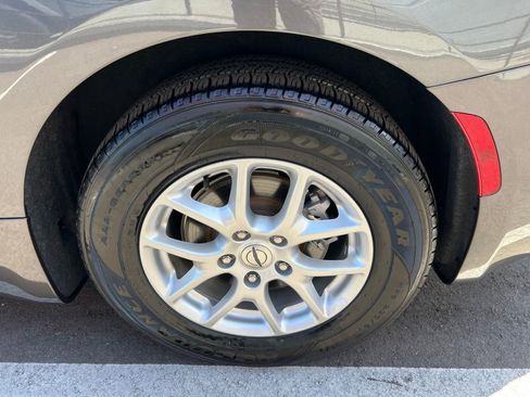 Used 2023 Chrysler Pacifica Touring-L image 13