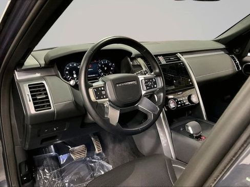 Used 2024 Land Rover Discovery Dynamic SE AWD/4WD image 16