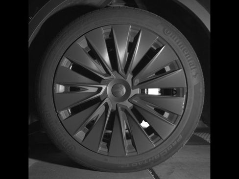 Used 2024 Tesla Model Y Long Range AWD/4WD image 9