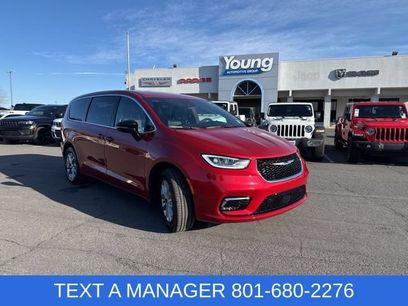 New 2026 Chrysler Pacifica Select