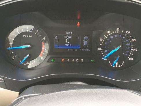Used 2017 Ford Fusion SE FWD image 2