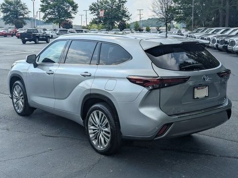 Used 2024 Toyota Highlander Platinum AWD/4WD image 5