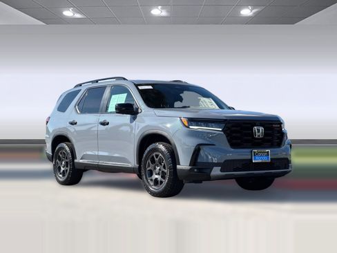 Certified 2025 Honda Pilot TrailSport image 6