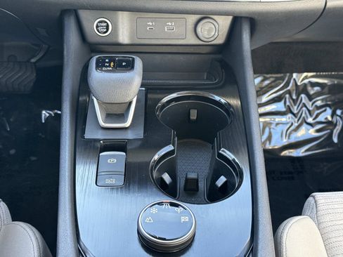 Used 2023 Nissan Rogue SV image 6