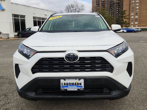 Used 2019 Toyota RAV4 LE image 2