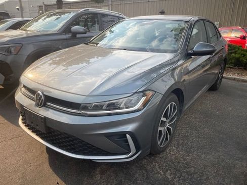 Used 2025 Volkswagen Jetta SE FWD image 4