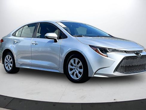 Used 2022 Toyota Corolla LE FWD image 2