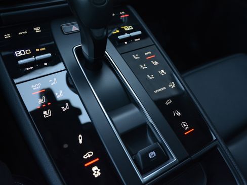 Certified 2025 Porsche Macan Turbo AWD/4WD image 23
