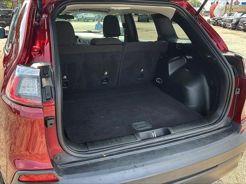 Used 2019 Jeep Cherokee Latitude w/ Cold Weather Group image 19