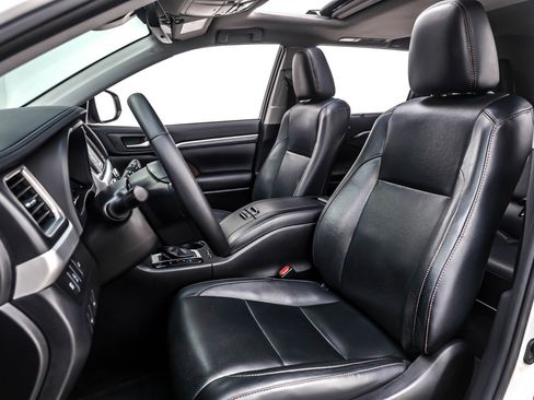 Used 2019 Toyota Highlander Limited image 16
