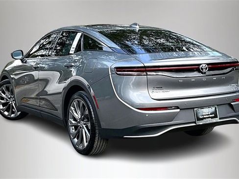 Used 2024 Toyota Crown image 4