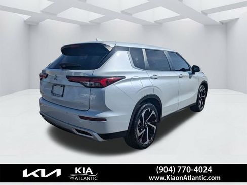 Used 2023 Mitsubishi Outlander SE FWD image 3