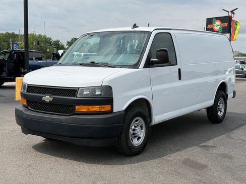 Used 2018 Chevrolet Express 2500 w/ Driver Convenience Package RWD image 4