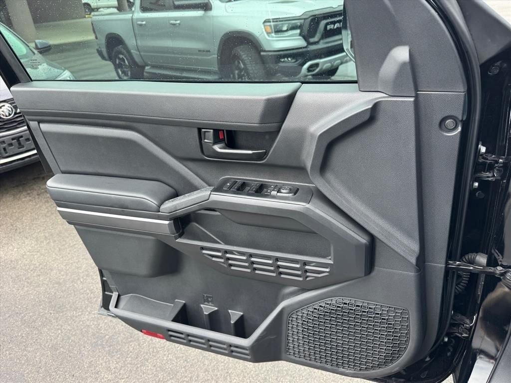 Used 2025 Toyota Tacoma SR5 AWD/4WD image 19