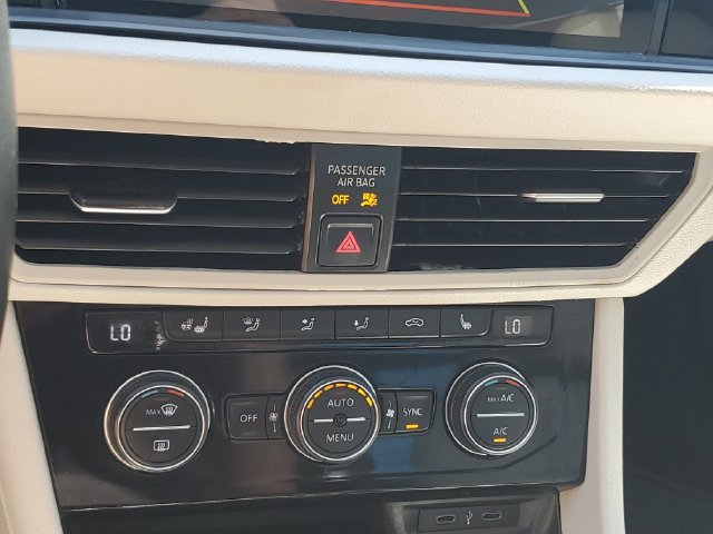 Used 2020 Volkswagen Jetta SE w/ SE Cold Weather Package FWD image 29
