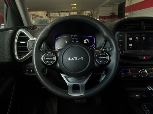 Used 2025 Kia Soul LX w/ LX Technology Package FWD image 30