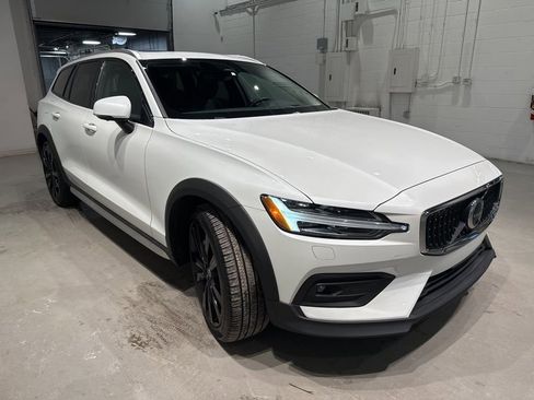 Used 2023 Volvo V60 B5 Cross Country Ultimate w/ Climate Package AWD/4WD image 3