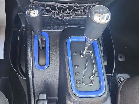 Used 2016 Jeep Wrangler Unlimited Rubicon w/ Connectivity Group AWD/4WD image 19