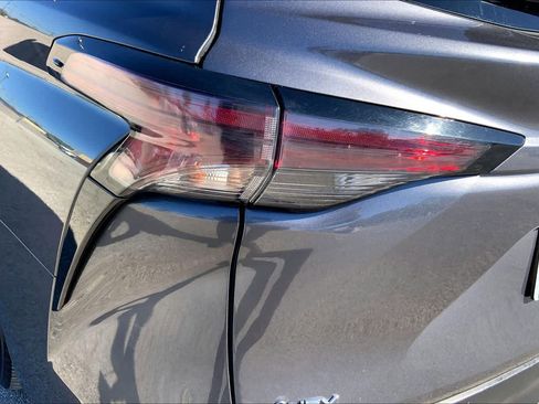 Used 2025 Toyota Sienna XLE image 27