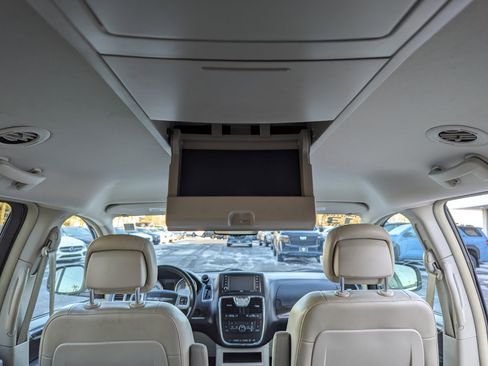 Used 2013 Chrysler Town & Country Touring image 40