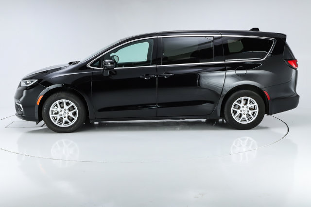 Used 2025 Chrysler Pacifica Select FWD image 2