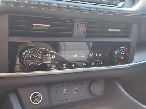 Used 2023 Nissan Rogue SV image 6