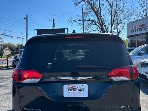 Used 2017 Chrysler Pacifica Limited w/ UConnect Theater Package FWD image 5