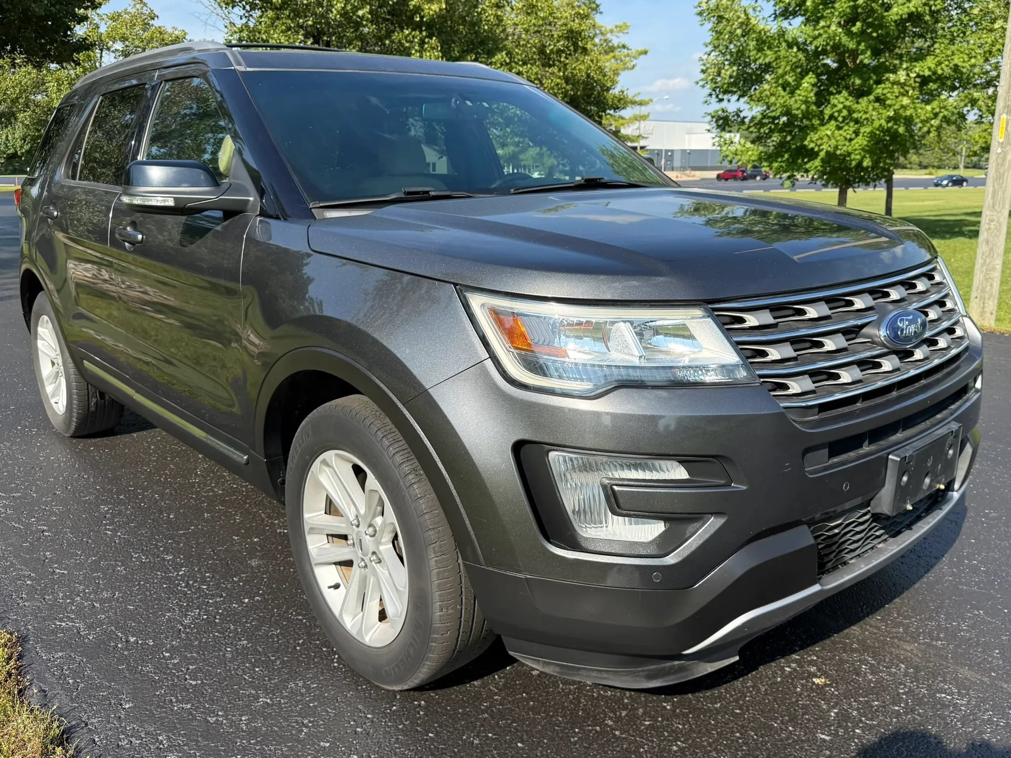 Used 2017 Ford Explorer XLT w/ Equipment Group 201A FWD image 3