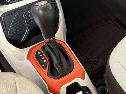 Used 2015 Jeep Renegade Latitude FWD image 25