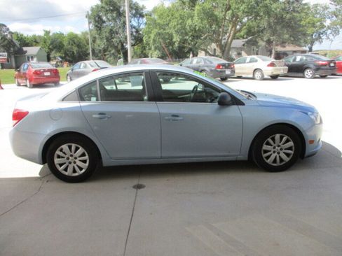 Used 2011 Chevrolet Cruze LS image 2