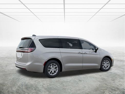 New 2026 Chrysler Pacifica Select image 4