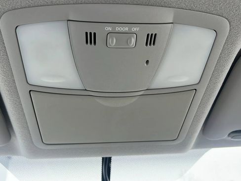 Used 2011 Nissan Leaf SL image 23