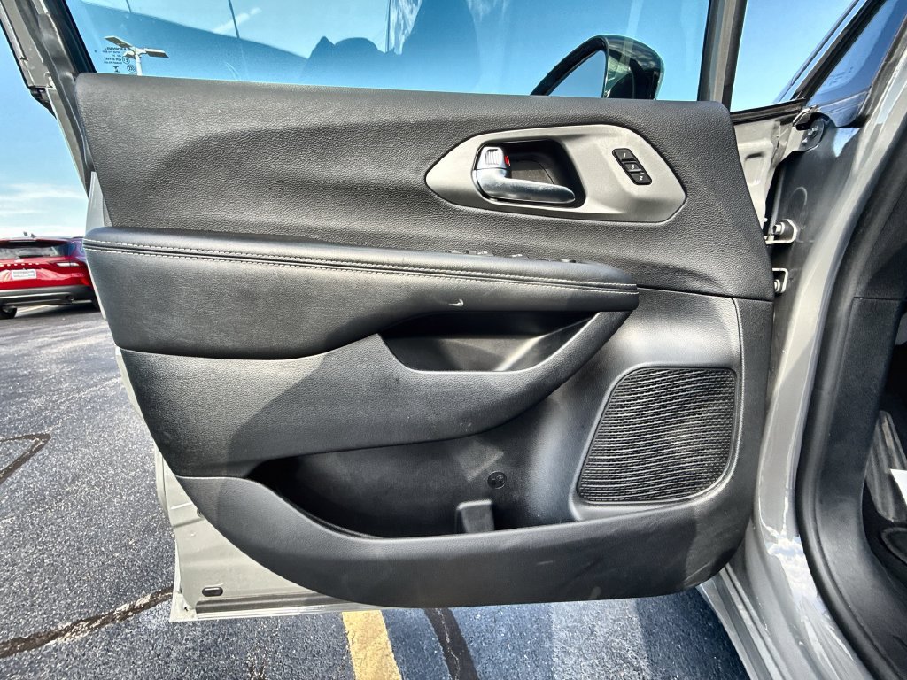 Used 2025 Chrysler Pacifica Select FWD image 16